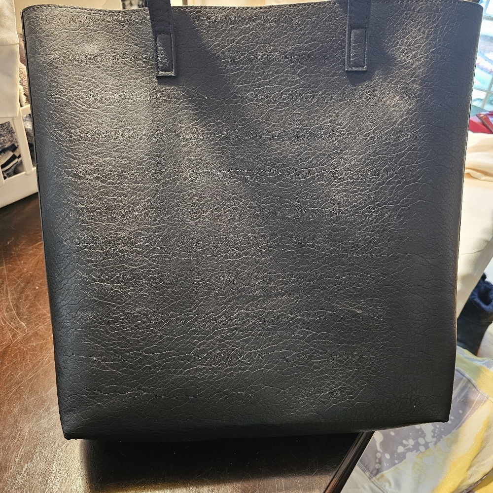 MCM Black and Gold Tote Bag Great for traveling! - Picture 7 of 7